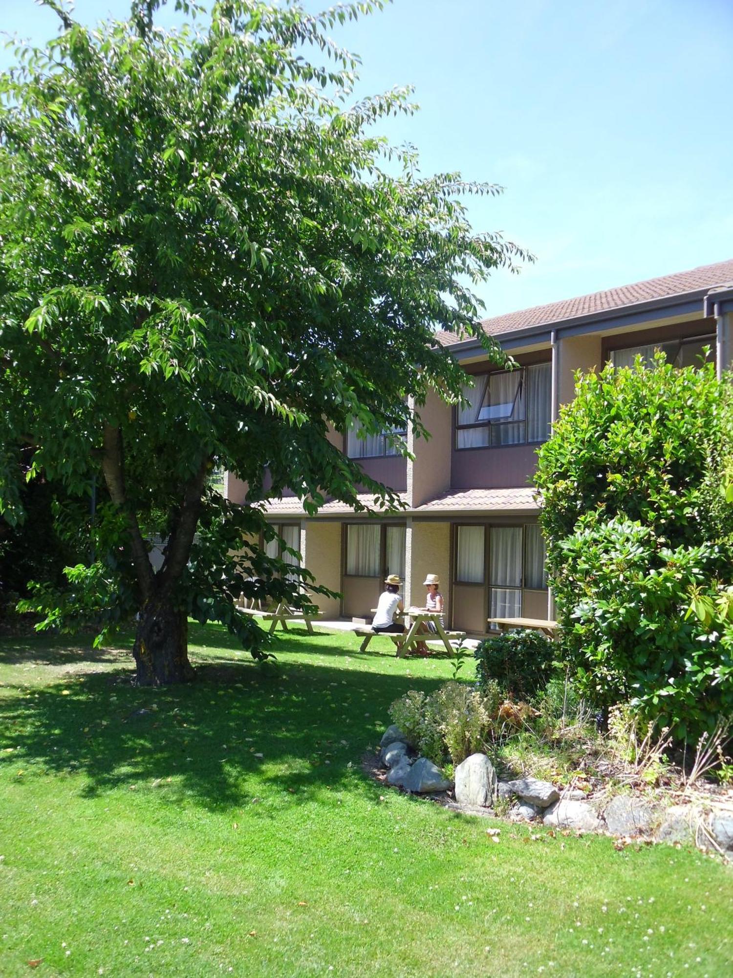 Fairway Motel & Apartments Уанака Екстериор снимка
