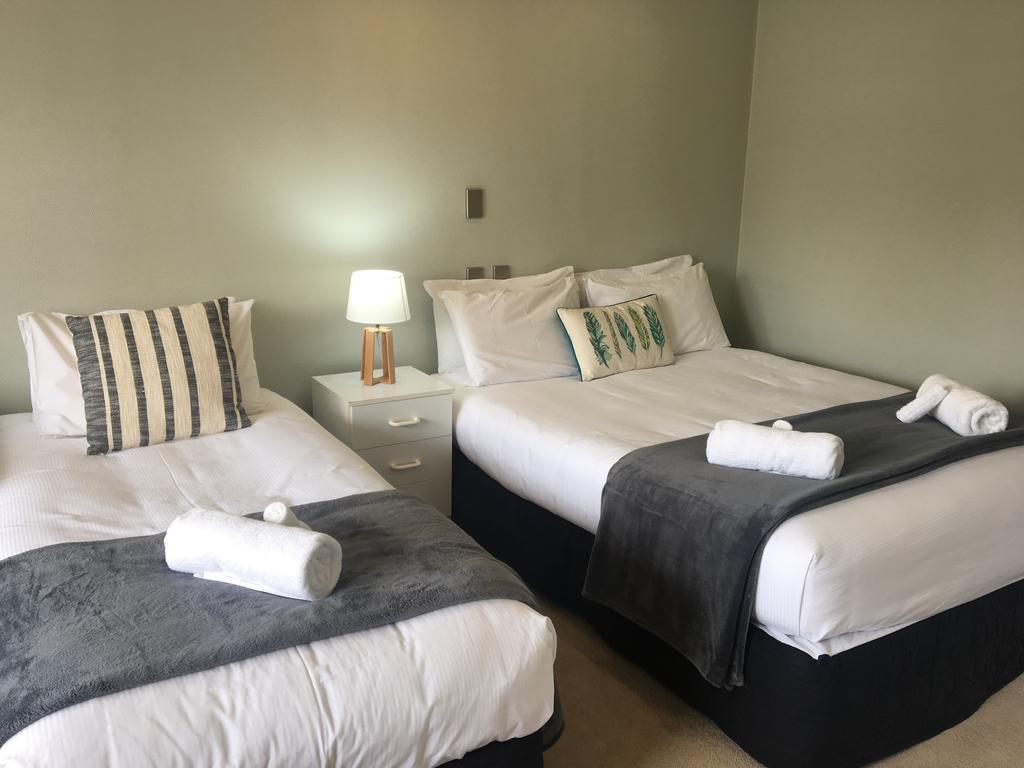 Fairway Motel & Apartments Уанака Екстериор снимка