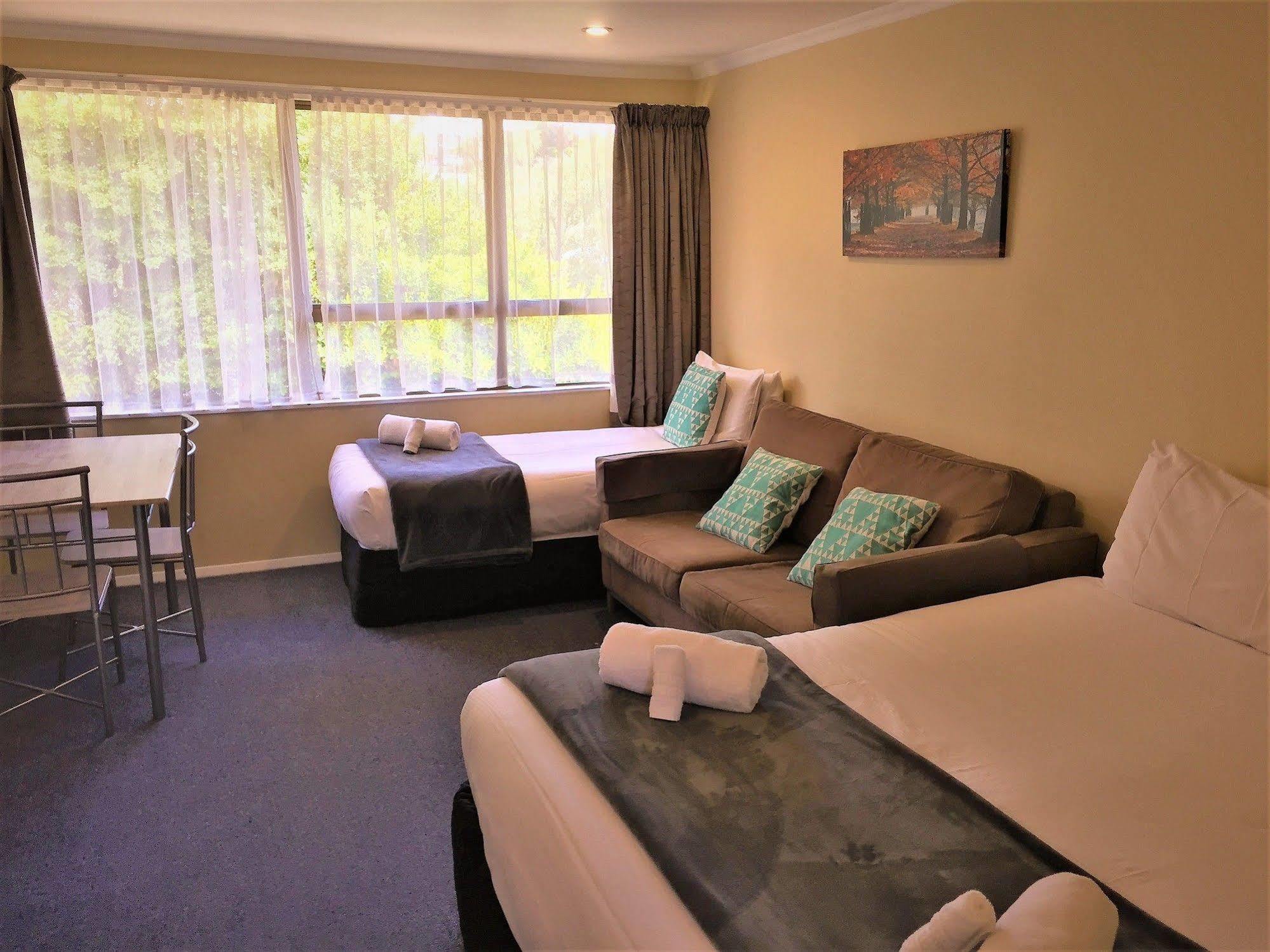 Fairway Motel & Apartments Уанака Екстериор снимка