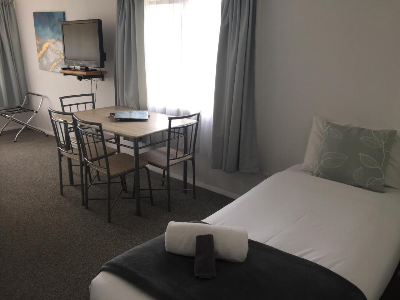 Fairway Motel & Apartments Уанака Екстериор снимка